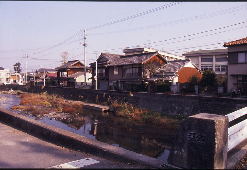 椎田小学校前の真如寺川沿道（1990年頃）