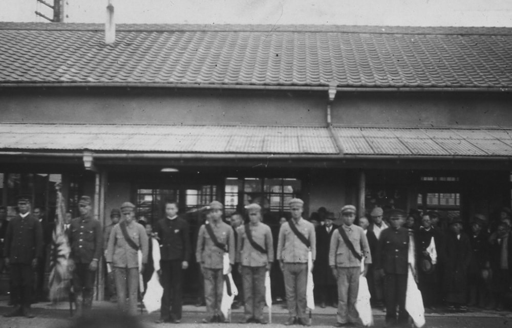 椎田駅から戦地へ出征する兵士と見送る人々