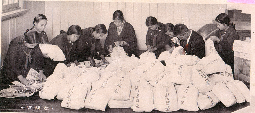 戦地への慰問袋を作る椎田高等実業女学校生徒