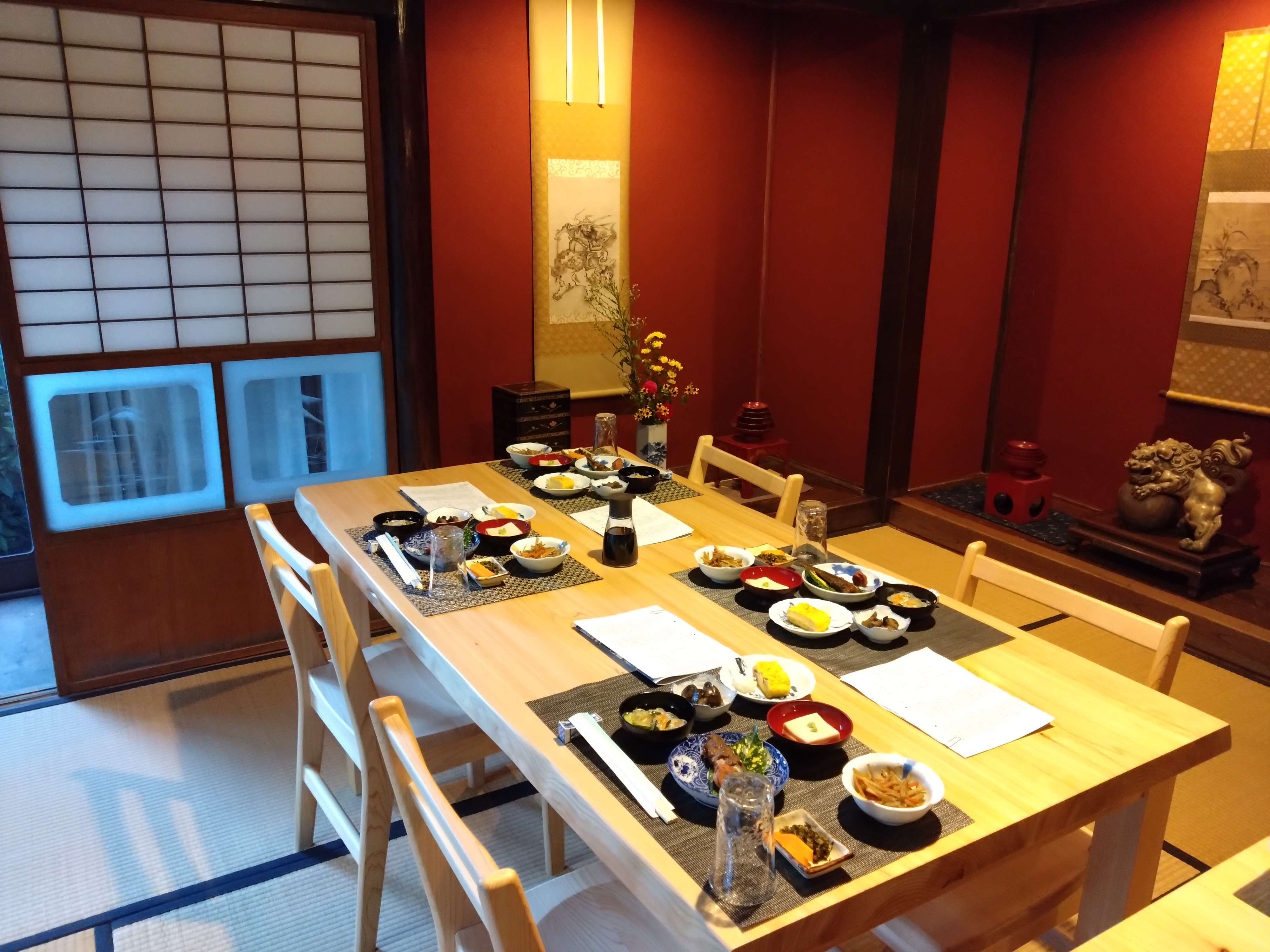 すべて築上町産ヒノキの椅子と